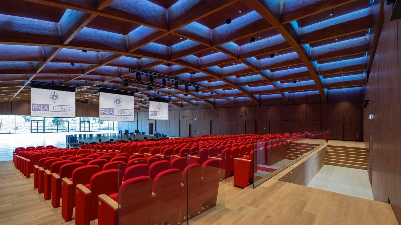 L’auditorium del Pala Todisco con la platea congressuale e il palco